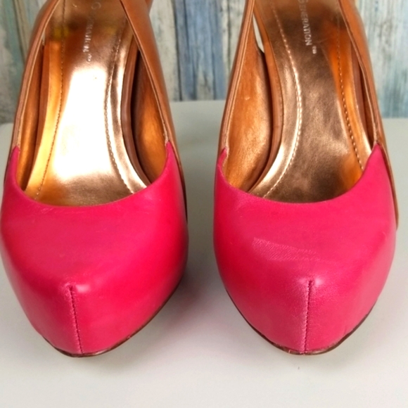 💥LAST CALL BCBG closed toe hot pink heels - Picture 3 of 5